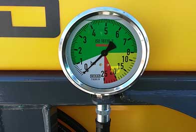 Manomètre réglementaire installé sur un pulvérisateur - CONTROLE PULVERISATEUR BOSSEUR